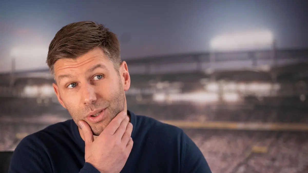 ARCHIV - 23.02.2022, Baden-Württemberg, Stuttgart: Thomas Hitzlsperger, damaliger Vorstandsvorsitzender der VfB Stuttgart 1893 AG, nimmt an einem Gespräch der Deutschen Presse-Agentur (dpa) in einem Raum des Clubzentrums des Bundesligisten teil.
Thomas Hitzlsperger hat sich vor fast zehn Jahren für ein Coming-out entschieden. (zu dpa: «Hitzlsperger lobt Entwicklung: Clubs «bekennen sich zu Diversität»») Foto: Marijan Murat/dpa +++ dpa-Bildfunk +++