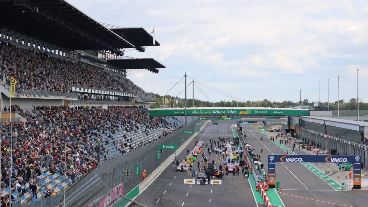 GER, Motorsport, DTM 2025, Rennen 3, Rennen, Samstag, Lausitzring, Klettwitz, Brandenburg, 24.05.2025: RECORD DATE NOT STATED Startaufstellung zu Rennen 3 der DTM auf dem Lausitzring am Samstag GER, Motorsport, DTM 2025, Rennen 3, Rennen, Samstag, Lausitzring, Klettwitz, Brandenburg, 24.05.2025 GER, Motorsport, DTM 2025, Rennen 3, Rennen, Samstag, Lausitzring, Klettwitz, Brandenburg, 24.05.2025 Klettwitz *** Starting grid for Race 3 of the DTM at the Lausitzring on Saturday GER, Motorsport, DTM 2025, Race 3, Race, Saturday, Lausitzring, Klettwitz, Brandenburg, 24 05 2025 GER, Motorsport, DTM 2025, Race 3, Race, Saturday, Lausitzring, Klettwitz, Brandenburg, 24 05 2025 Klettwitz Copyright: xEibner-Pressefoto/JuergenxAugstx EP_JAT
