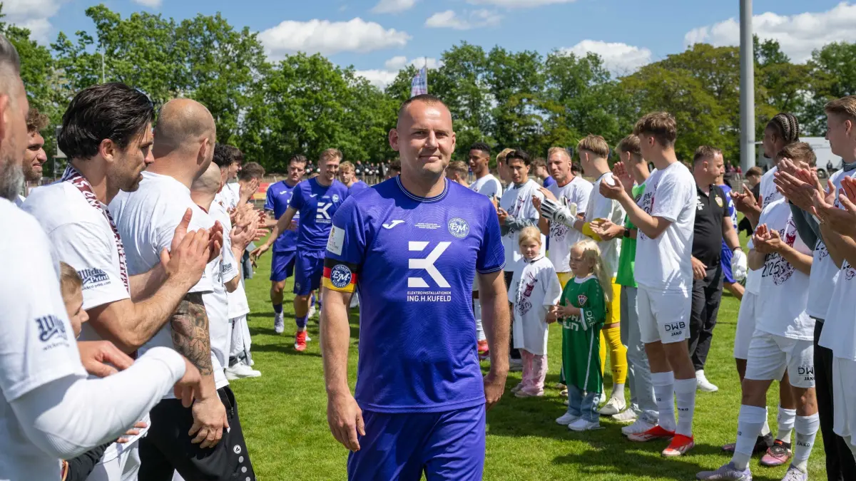 Berliner Landespokal 2024/25, Finale Eintracht Mahlsdorf – BFC Dynamo: Fußball, Herren, Saison 2024/2025, COSY-WASCH Landespokal Berlin (Finale) im Mommsenstadion, BSV Eintracht Mahlsdorf – BFC Dynamo (0:2), die Spieler des BFC bilden bei der Siegerehrung ein Spalier für Verlierer Mahlsdorf, in der Mitte Christoph Zorn (Eintracht Mahlsdorf), 24.05. 2025, Foto: Matthias Koch