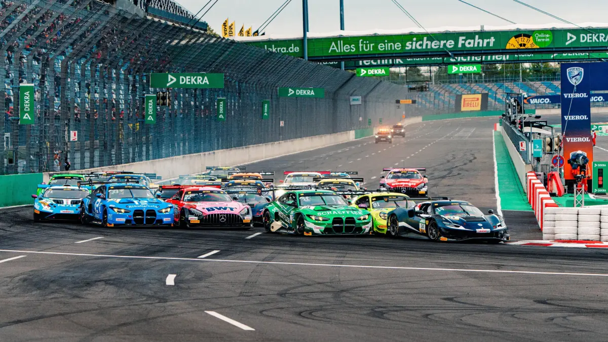 DTM Race 2 - 2nd race weekend of the DTM season - DEKRA Lausitzring: Schipkau, Germany, May 25th 2025: Start of DTM Race 2 on Sunday with Car 14 - Ferrari 296 GT3 Emil Frey Racing Jack Aitken GBR - race winner leading in the second race during the second race weekend of the DTM 2025 calendar at Dekra Lausitzring in Schipkau. Mike Wiss / SPP PUBLICATIONxNOTxINxBRAxMEX Copyright: xMikexWissx/xSPPx spp-en-MiWiSp-533