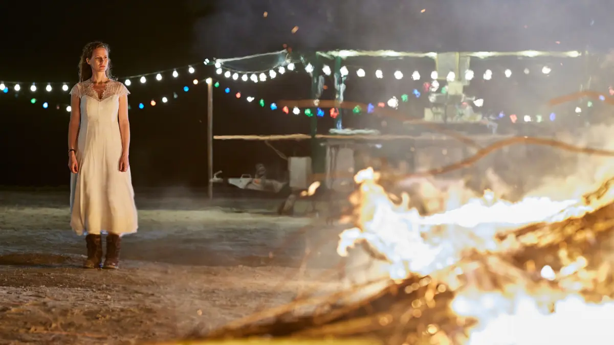 Ann Kathrin Klaasen (Picco von Groote) geht noch einmal die Ereignisse in der Nacht des ersten Mordes am Osterfeuer durch.