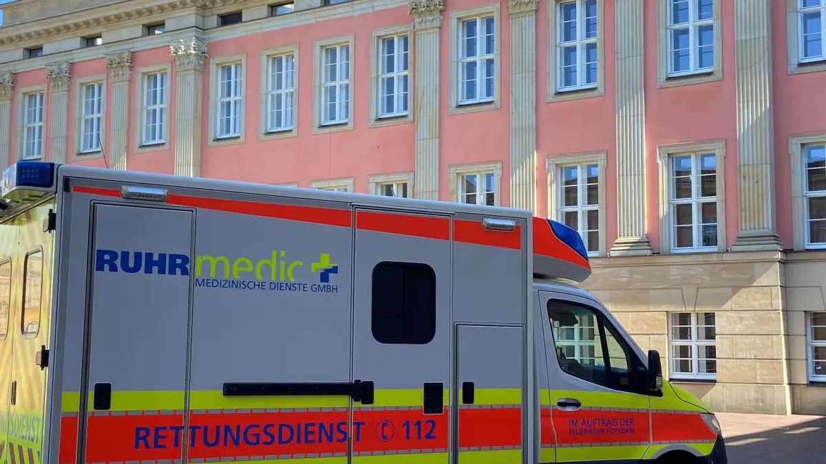 Rettungswagen im Innenhof des Potsdamer Landtages