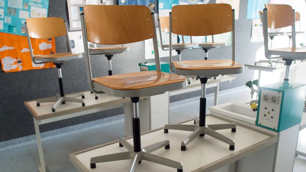 Physik: ARCHIV - 30.10.2018, Sachsen-Anhalt, Gardelegen: Stühle stehen in einem Physikraum des Geschwister-Scholl-Gymnasiums auf den Tischen. (Symbolbild) (zu dpa: «Physik attraktiv für Jugend machen - XL-Projekt startet») Foto: Klaus-Dietmar Gabbert/dpa-Zentralbild/dpa +++ dpa-Bildfunk +++