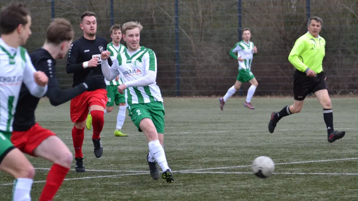 Archivfoto: Am 17. Spieltag der Landesklasse Süd gewinnt die SG Groß Gaglow mit 3:0 (1:0) gegen den Kolkwitzer SV. Hier im Schuss: Groß Gaglows Paul Nothbaum, der das 1:0 durch Steven Mund vorbereitete.