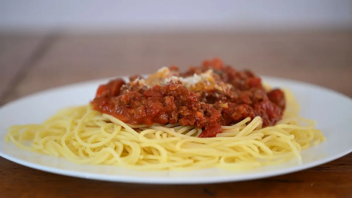15.05.2025, Nordrhein-Westfalen, Düsseldorf: Eine Portion Spaghetti Bolognese mit Parmesan steht auf einem Tisch (gestellte Szene). Spaghetti Bolognese war in den Kantinen des Betreibers Apetito das meistverkaufte Gericht des Jahres 2024 in Deutschland. Foto: Wolf von Dewitz/dpa +++ dpa-Bildfunk +++