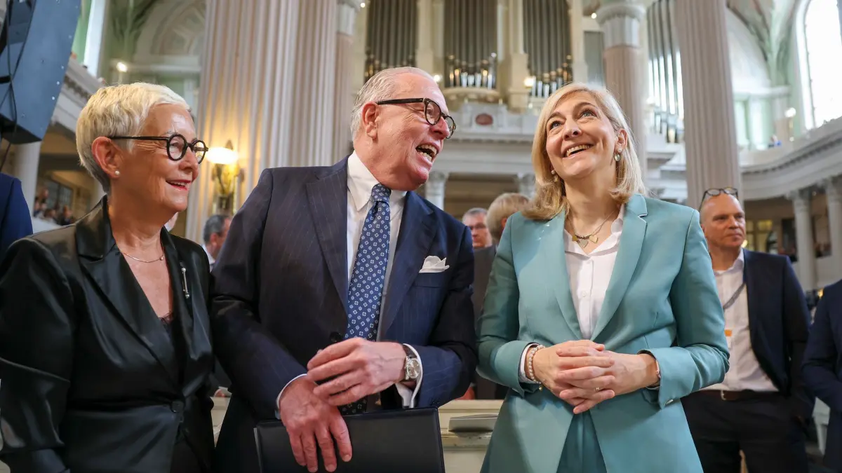 Eröffnung 129. Deutscher Ärztetag: 27.05.2025, Sachsen, Leipzig: Ellen Lundershausen (l-r), Vizepräsidentin der Bundesärztekammer, Ärztepräsident Klaus Reinhardt und Nina Warken (CDU), stehen bei der Eröffnung des 129. Deutschen Ärztetags in der Nikolaikirche. Foto: Jan Woitas/dpa +++ dpa-Bildfunk +++