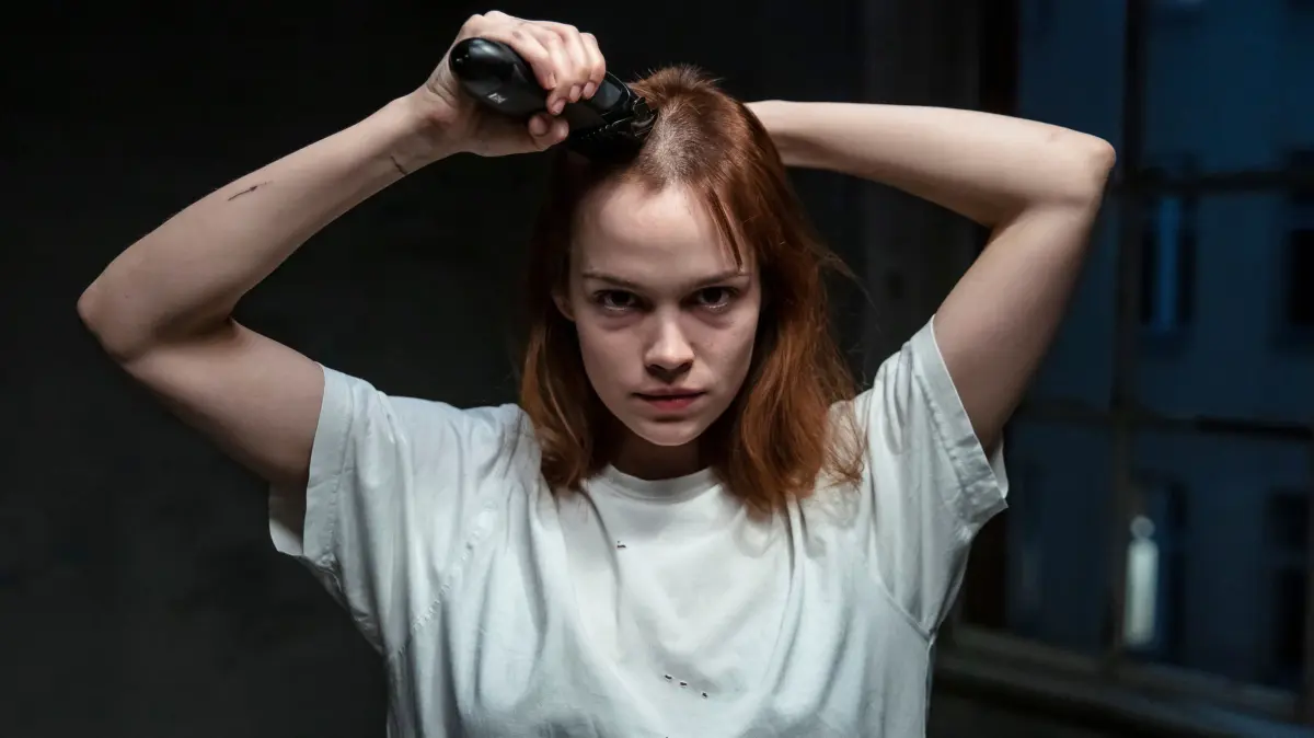 Das Model Julie (Emilia Schüle) will nicht mehr den Schönheitsidealen des harten Geschäfts entsprechen.