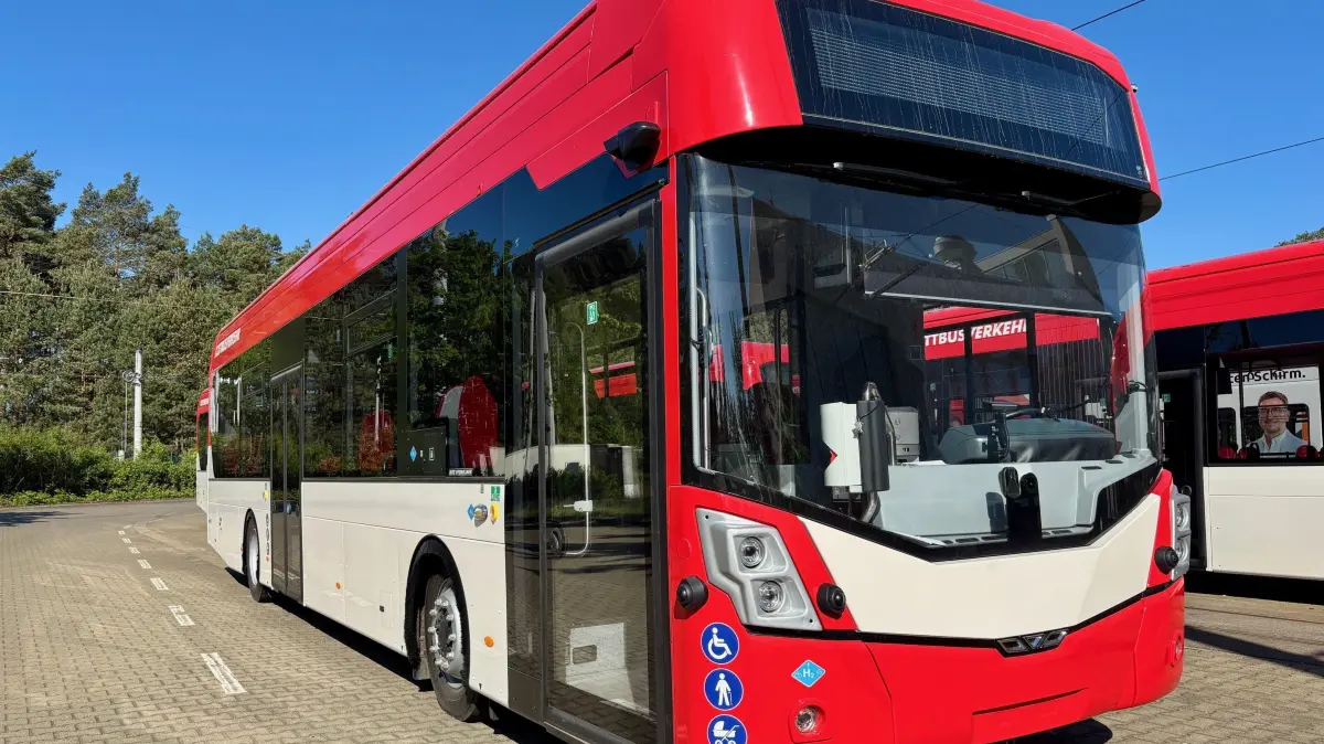 Einer von insgesamt neun Wasserstoffbussen, die auf dem Betriebshof von Cottbusverkehr stehen. Cottbus hat insgesamt 11 Fahrzeuge, der Landkreis Spree-Neiße 35 Busse geordert.