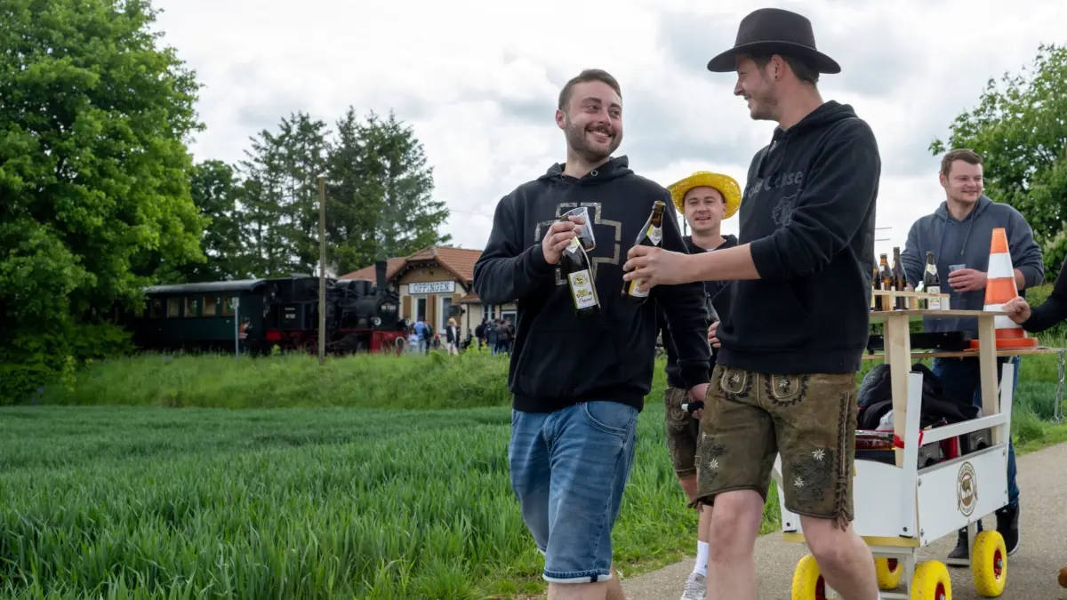 Christi Himmelfahrt und Vatertag - Baden-Württemberg: 29.05.2025, Baden-Württemberg, Oppingen: Im Bahnhof Oppingen ziehen junge Männer einen zur Bar umfunktionierten Leiterwagen. Zum Vatertag an Christi Himmelfahrt nehmen Männergesellschaften Ausflüge vor, bei denen häufig Alkohol fließt. Foto: Stefan Puchner/dpa - ACHTUNG: Nur zur redaktionellen Verwendung im Zusammenhang mit der aktuellen Berichterstattung +++ dpa-Bildfunk +++