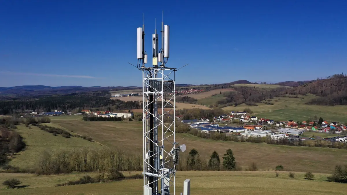 Funklöcher in Deutschland: PRODUKTION - 27.03.2025, Thüringen, Brattendorf: Ein Mobilfunkmast steht in ländlicher Umgebung. (Drohnenaufnahme) (zu dpa: «G5-Netz verbessert - aber nicht flächendeckend») Foto: Martin Schutt/dpa +++ dpa-Bildfunk +++