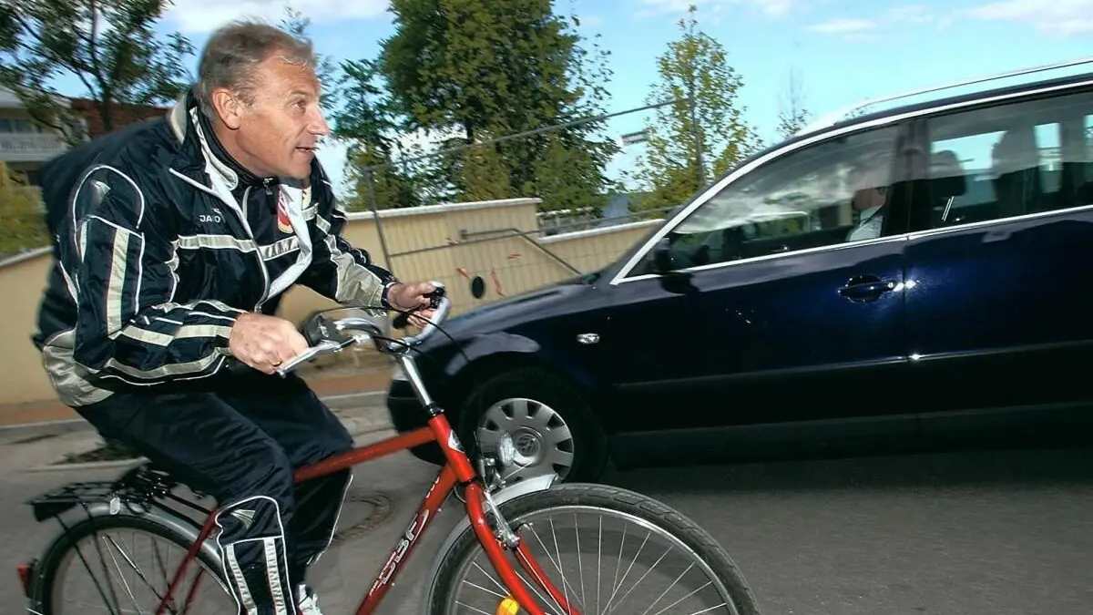 Mit Fahrrad zu Dynamo Dresden? Eduard Geyer (hier eine spätere Aufnahme) liebäugelte vor 30 Jahren mit einem Wechsel zur SGD und sorgte für viele Diskussionen bei Energie Cottbus.