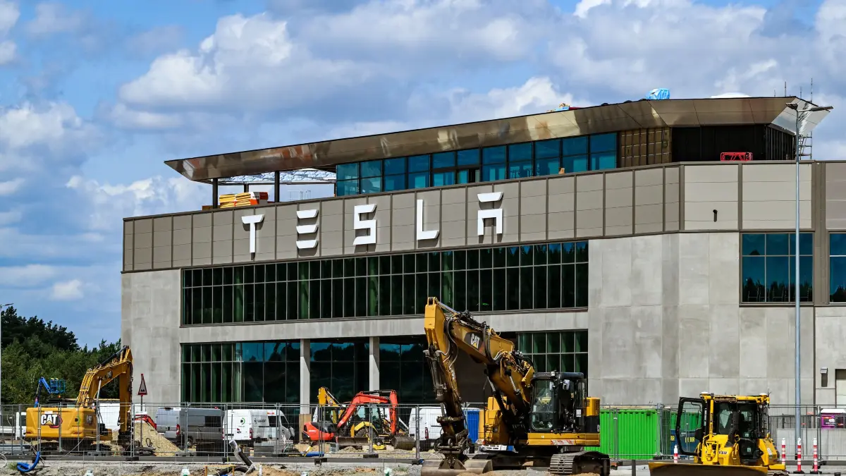 Blick auf das Werk der Tesla Gigafactory Berlin-Brandenburg vom US-Elektroautobauer Tesla. Das Unternehmen will das Werk ausbauen und plant eine Verdoppelung der Produktionskapazität auf 1000 000 Fahrzeuge jährlich. (zu dpa: Verband sieht größeren Wasserschutz - Tesla hat keine Bedenken) +++ dpa-Bildfunk +++