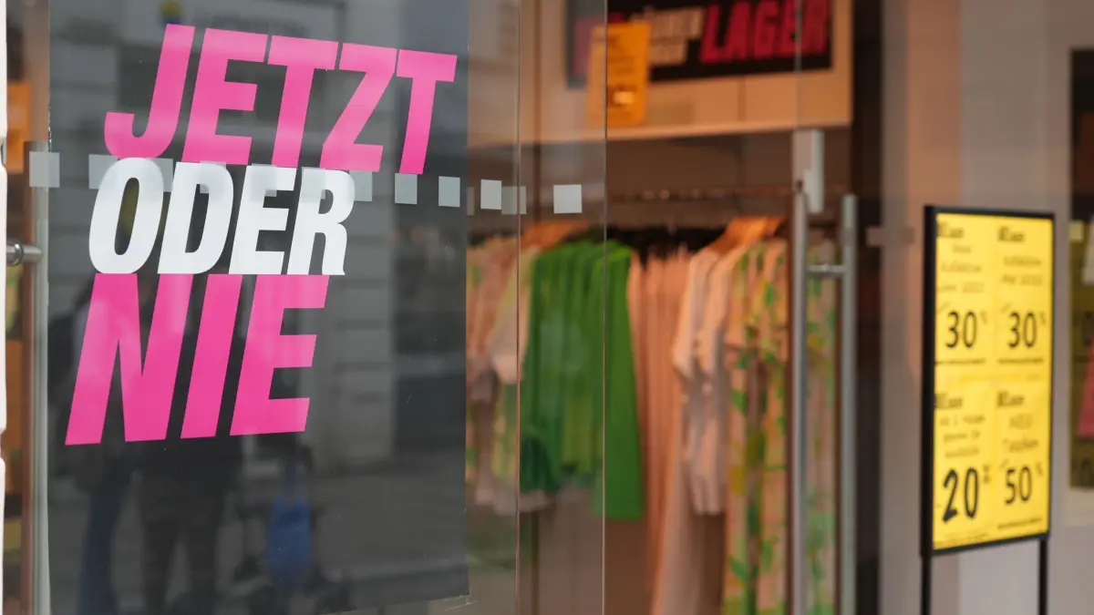 Gerry Weber schließt alle seine Geschäfte: 30.05.2025, Hamburg: «Jetzt oder Nie» steht auf einem Plakat im Schaufenster einer Filiale des Modeunternehmens Gerry Weber. Der insolvente Modehersteller Gerry Weber schließt alle seine Geschäfte in Deutschland. Foto: Marcus Brandt/dpa +++ dpa-Bildfunk +++