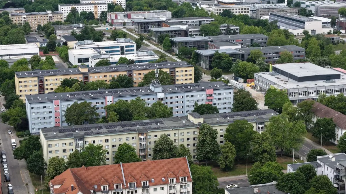 Luft Cot Innenstadt: Luftaufnahme vom 1. Juni 2025
Blick auf die Cottbuser Innenstadt
Zentralcampus der Brandenburgischen Technischen Universität Cottbus-Senftenberg (BTU), Wohnheime Erich-Weinert-Strasse