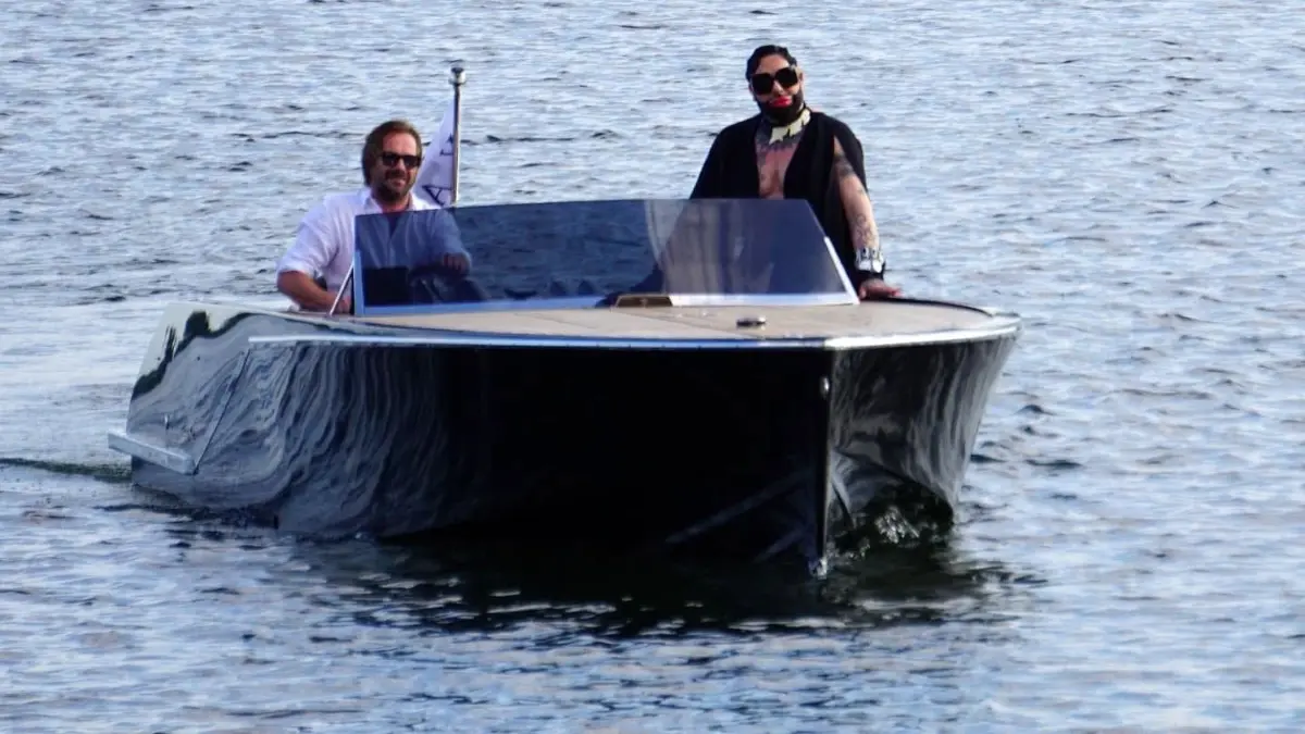 Anreise per Boot: Harald Glööckler ließ sich von der Yachtakademie Axel Schmidt über den Scharmützelsee zum Seebad bringen.