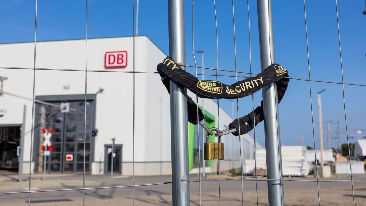 Bombenentschärfung in Cottbus: 03.06.2025, Brandenburg, Cottbus: Das Neue Bahnwerk liegt innerhalb des Sperrkreises und ist hinter einer Absperrung zu sehen. Für die Entschärfung einer in der vergangenen Woche gefundenen 250-kg-Weltkriegsbombe wurde ein Sperrkreis ausgewiesen, der heute ab 8 Uhr beräumt sein soll. Davon betroffen sind etwa 1800 Bewohner. Gesperrt werden unter anderem der Haupt- und Busbahnhof, ein Einkaufszentrum, das Neue Bahnwerk, Bürohäuser, eine Schule und eine Seniorenwohnanlage. Foto: Frank Hammerschmidt/dpa +++ dpa-Bildfunk +++