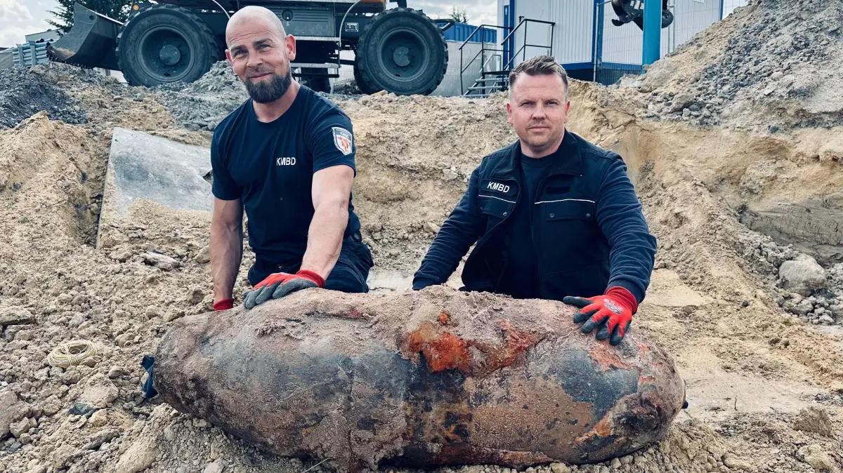 Entschärfung Bombe Bahnwerk: Die Bombe ist entschärft: links Spremgmeister Steffen Kleinke, rechts Sprengmeister Enrico Schnick. (Foto: Steffen Seliger, KMBD)
In Cottbus/Chóśebuz ist am Dienstag, 03.06.2025, eine 250 Kilogramm schwere Fliegerbombe entschärft worden. Diese war bei Bauarbeiten auf dem Gelände der Deutschen Bahn gefunden worden. Es handelte sich dabei um einen amerikanischen Sprengsatz mit zwei Zündern, der nicht mehr transportfähig war.