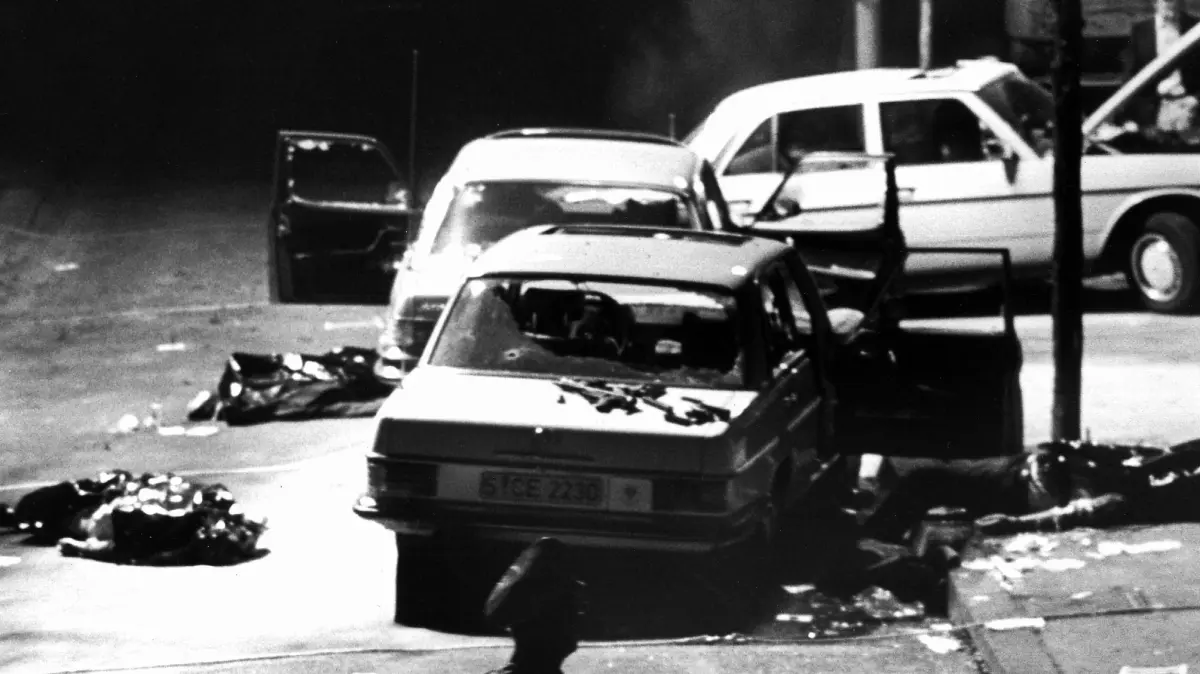 ARCHIV - Am 5. September 1977 entführten Terroristen der Roten Armee Fraktion (RAF) den damaligen Arbeitgeberpräsidenten Hanns Martin Schleyer: Blick auf den Tatort in Köln (Archivfoto). Drei Polizisten und der Fahrer starben bei der Geiselnahme. Hanns Martin Schleyer wurde am 19.10.1977 im Kofferraum eines Autos in der elsässischen Stadt Mühlhausen ermordet aufgefunden. Das Oberlandesgericht Stuttgart will an diesem Montag darüber entscheiden, ob der ehemalige RAF-Terrorist Christian Klar Anfang 2009 aus der Haft entlassen wird. Der 56-Jährige sitzt seit 26 Jahren im Gefängnis. Wegen neunfachen Mordes war er 1985 zu lebenslanger Haft verurteilt worden. Klar zählte zu den führenden Figuren der zweiten Generation der Rote Armee Fraktion (RAF), die für die spektakulären Anschläge im «Deutschen Herbst» des Jahres 1977 verantwortlich war. dpa (nur s(w) +++ dpa-Bildfunk +++