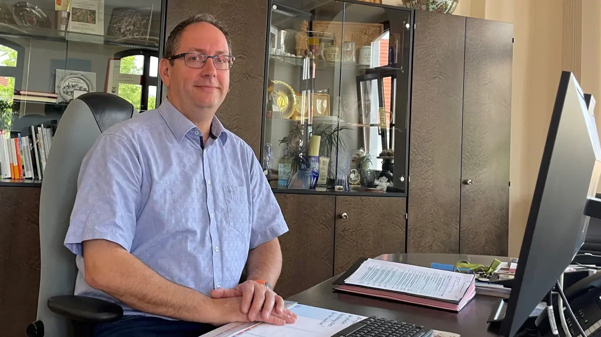 Nach der Abstimmung der Abgeordneten kann sich der neue Bürgermeister von Doberlug-Kirchhain, Enrico Reiche, nun voll in die Arbeit stürzen.