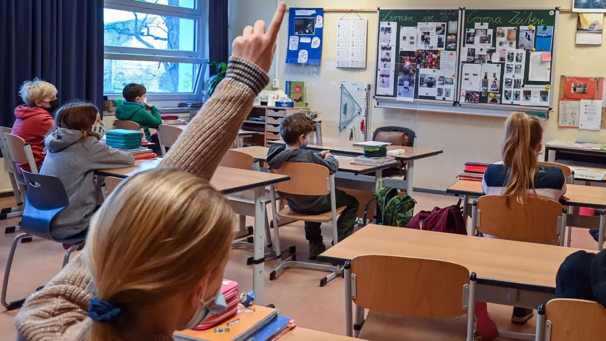 Klassenzimmer: ARCHIV - 22.02.2021, Brandenburg, Frankfurt (Oder): Schüler einer 4. Klasse an der Grundschule «Am Mühlenfließ» in Booßen, einem Ortsteil der Stadt Frankfurt (Oder), sitzen während des Unterrichts im Klassenzimmer. (zu dpa: «Mehr Seiteneinsteiger in Brandenburgs Schulen») Foto: Patrick Pleul/dpa-Zentralbild/dpa +++ dpa-Bildfunk +++