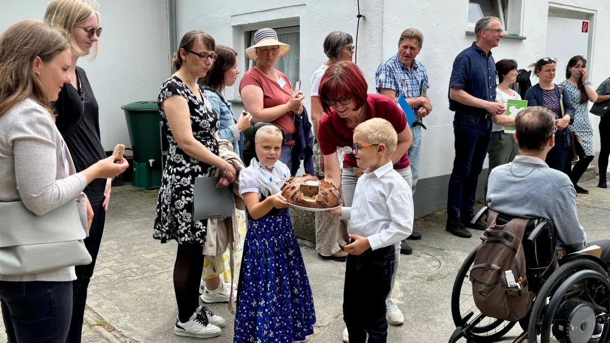 Kinder der Dörgenhausener Kita "Pumpot" begrüßen die Jury in sorbischer Tracht und mit Brot und Salz.