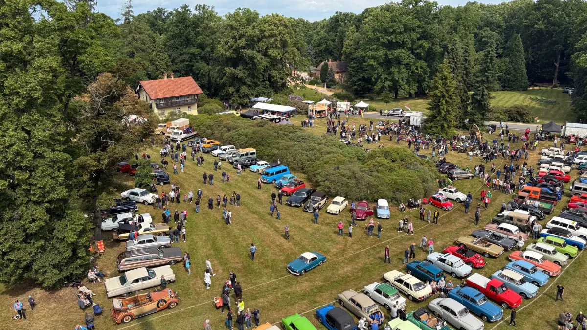 Quasi einem Muster gleich haben die Oldtimer beim Park- und Blütenfest Aufstellung genommen. Der Kran der Firma Kran & Transport Lausitz GmbH aus Schleife war vor Ort und hat die Besucher in die Höhe befördert. So hat man einen schönen Blick aufs Oldtimertreffen.