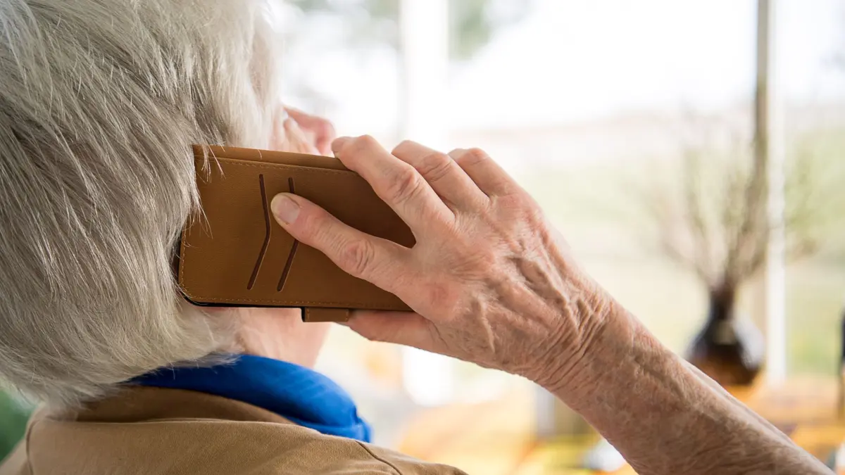 Seniorin und Telefon: ARCHIV - 06.03.2018, Baden-Württemberg, Mühlacker: Eine Seniorin telefoniert mit ihrem Smartphone. (zu dpa: «Internationaler Kampf gegen Enkeltrick-Betrüger») Foto: Sebastian Gollnow/dpa +++ dpa-Bildfunk +++