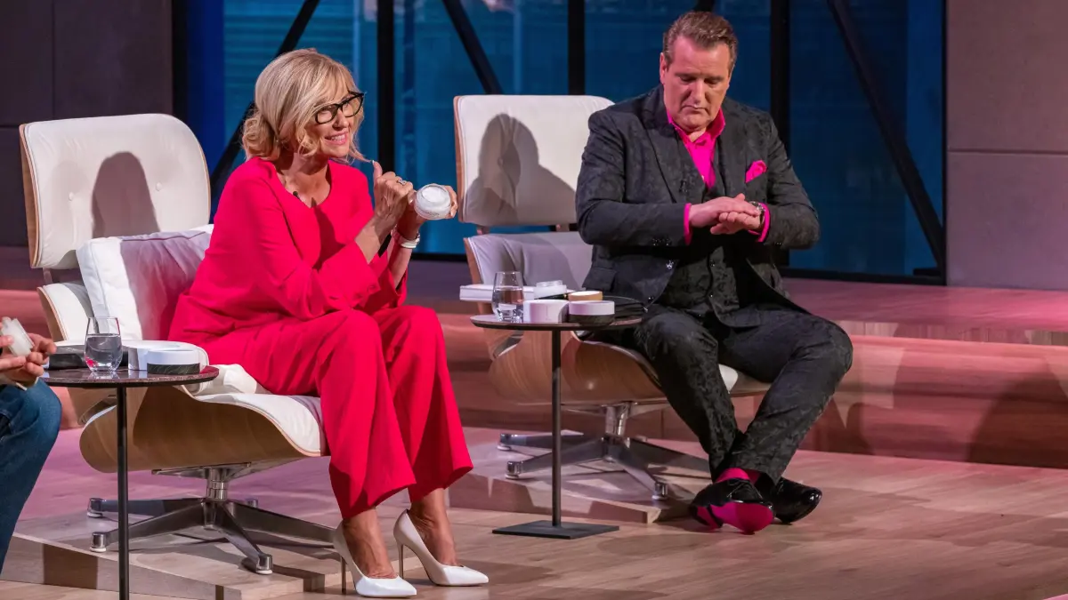 Die "Löwen" Dagmar Wöhrl und Ralf Dümmel testen die Gleitcreme direkt aus.