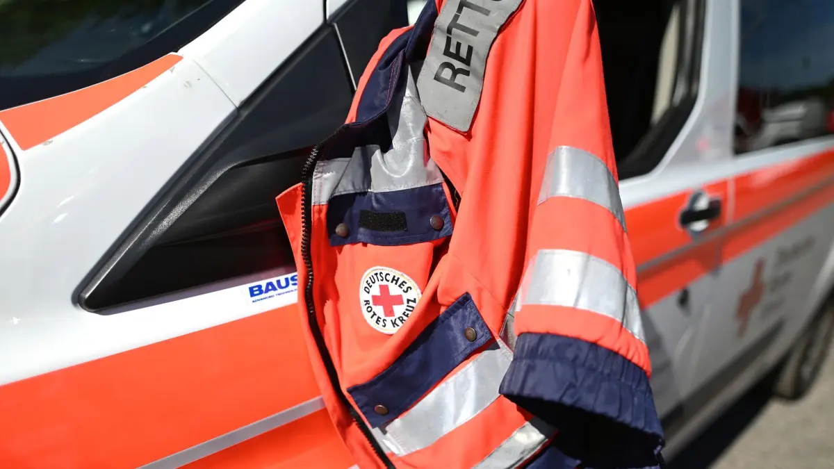 Rettungsdienst: ARCHIV - 01.06.2019, Baden-Württemberg, Freiburg: Eine Jacke eines Rettungssanitäters des Deutschen Roten Kreuzes hängt am Fenster eines Krankenwagens. (zu dpa: «Frau beißt Sanitäterin und Polizistin») Foto: Patrick Seeger/dpa +++ dpa-Bildfunk +++