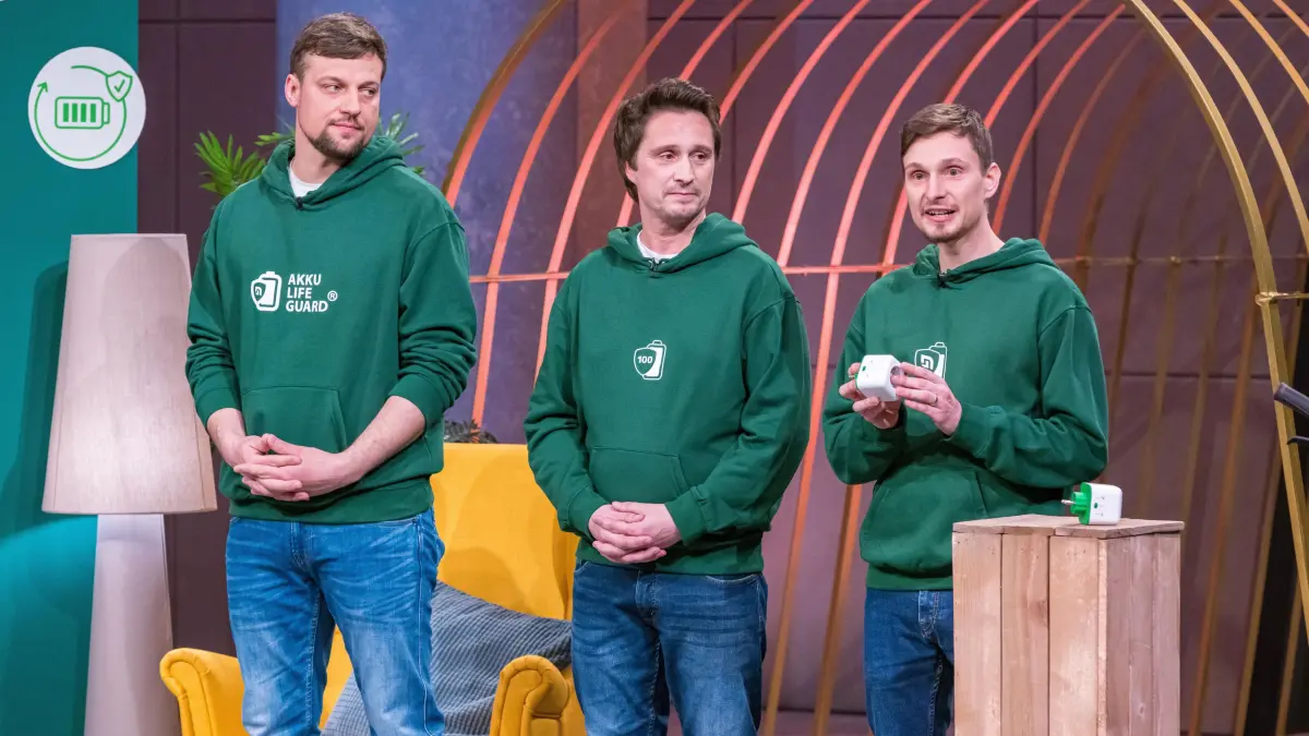 Christoph Tutschner erklärt den intelligenten Ladestecker Akku Life Guard genauer.