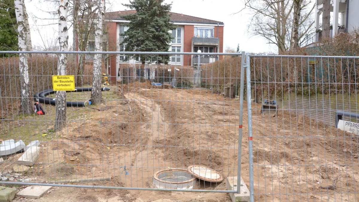 Bauzaun vor einem Wohnhaus in der Pfarrsiedlung in Neukölln, wo es immer wieder zu Rohbrüchen kommt.