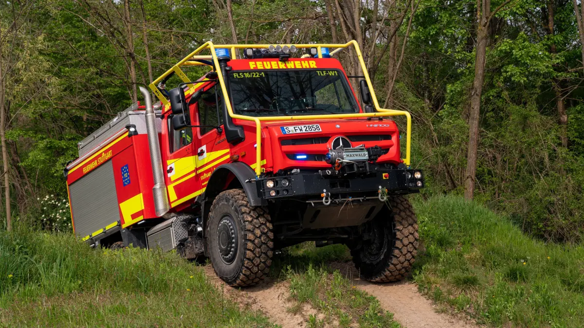 Ein Unimog im Gelände. Im Offroad Park Teltow Fläming Ring gibt es reichlich geeignete Pisten, um die Fahrzeuge abseits des Asphalts zu testen.