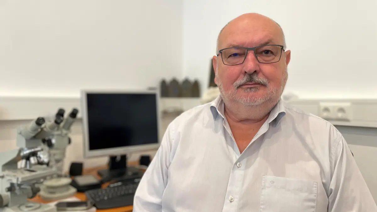 Rechtsmediziner Bernd Kopetz in seinem Büro in Bad Saarow. Der Arzt weiß um die Tücken vorm Gericht.