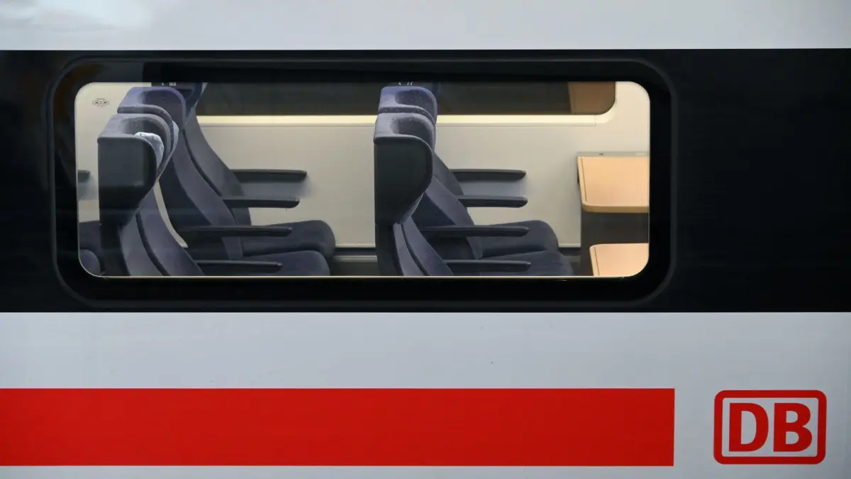 Deutsche Bahn: 26.03.2020, Hessen, Kassel: Blick auf leere 2.-Klasse-Sitzplätze in einem ICE. (zu dpa: «Abschaffung der Familienreservierung: Druck auf Bahn steigt») Foto: Uwe Zucchi/dpa +++ dpa-Bildfunk +++