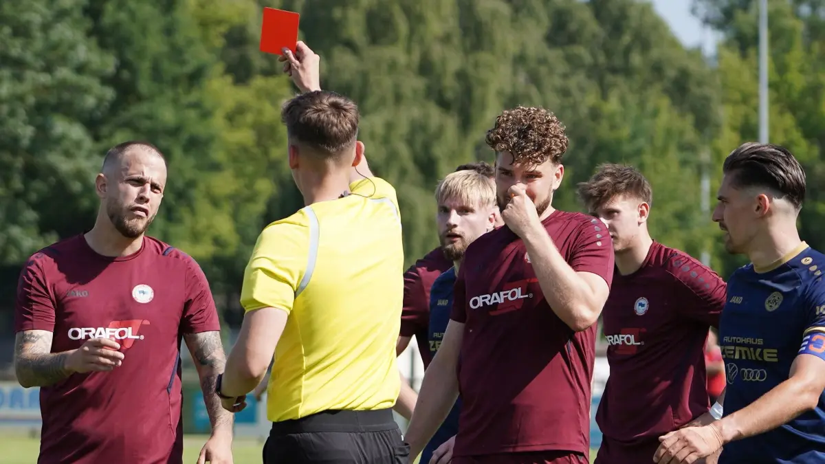 Fussball : Oranienburg ORAFOL - Arena, Fussball Brandenburgliga Punktspiel, Oranienburger FC - Union Klosterfelde, Schiedsrichter Jonas Marx zeigt die Gelb-Rote Karte, Samir Mahmutagic konnte bei heissen Temperaturen früher Duschen, der Doppeltorschütze SF Philip Einsiedel r.
FOTO BENK 14.06.2025