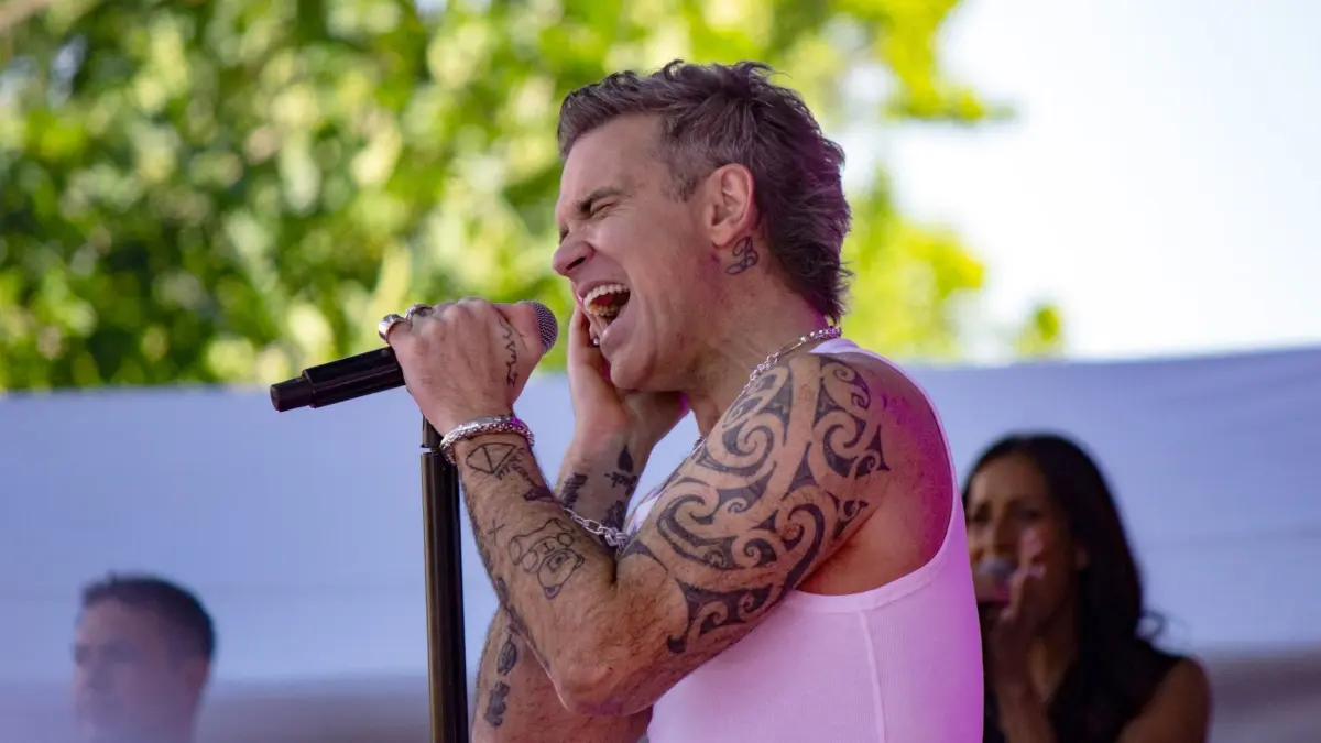 Robbie Williams: ARCHIV - 02.01.2025, Australien, Melbourne: Robbie Williams singt bei einem kostenlosen Konzert im Freien auf dem Federation Square. (zu dpa: «Robbie Williams singt neue FIFA-Hymne») Foto: Joshua Stanyer/SOPA Images via ZUMA Press Wire/dpa +++ dpa-Bildfunk +++