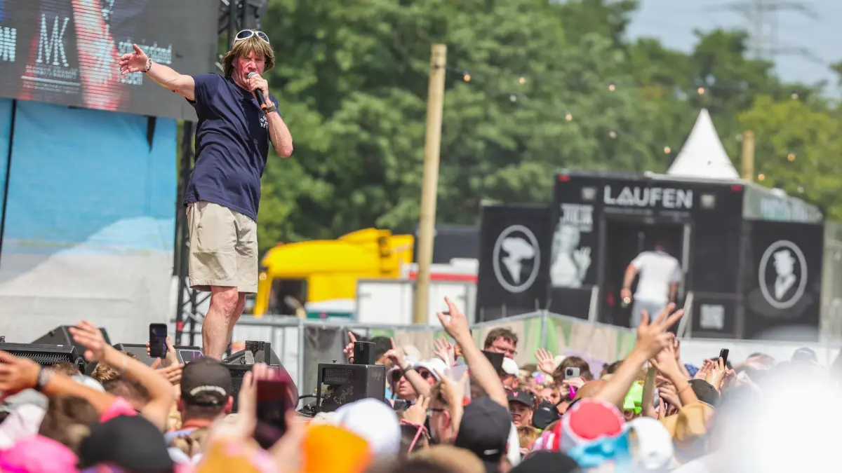 Musik-Festival „Inselfieber“ mit vielen Ballermann-Stars: 14.06.2025, Nordrhein-Westfalen, Oberhausen: Sänger Mickie Krause tritt beim Festival «Inselfieber» auf. Foto: Christoph Reichwein/dpa +++ dpa-Bildfunk +++