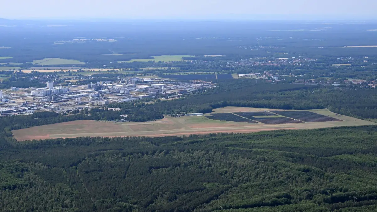 Luft Lausitzer Seenland: Luftaufnahme vom 14. Juni 2025
Lausitzer Seenland
Blick auf den Flugplatz Schwarzheide