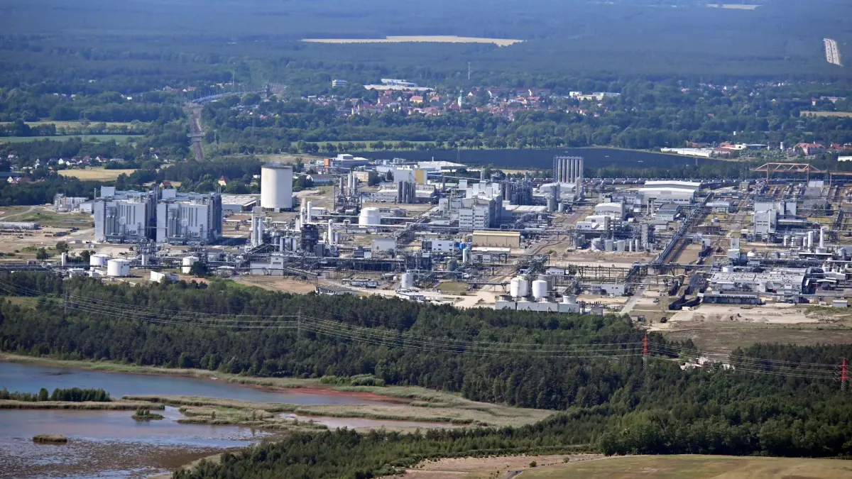 Luft Lausitzer Seenland: Luftaufnahme vom 14. Juni 2025
Lausitzer Seenland
Blick auf den Chemiepark BASF Schwarzheide