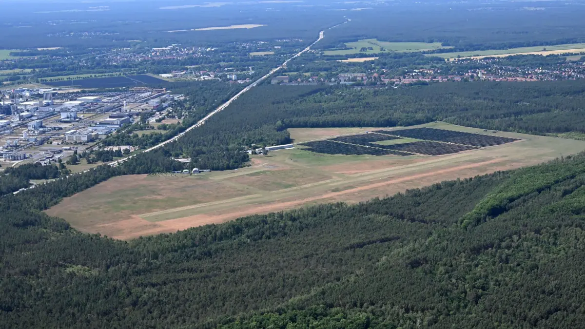 Luft Lausitzer Seenland: Luftaufnahme vom 14. Juni 2025
Lausitzer Seenland
Blick auf den Flugplatz Schwarzheide