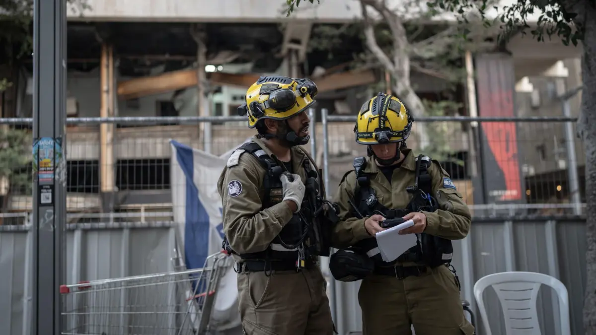 Nahostkonflikt - Israel: 16.06.2025, Israel, Tel Aviv: Israelische Rettungskräfte im Einsatz nach einem iranischen Raketenangriff auf das Zentrum von Tel Aviv. Foto: Ilia Yefimovich/dpa +++ dpa-Bildfunk +++