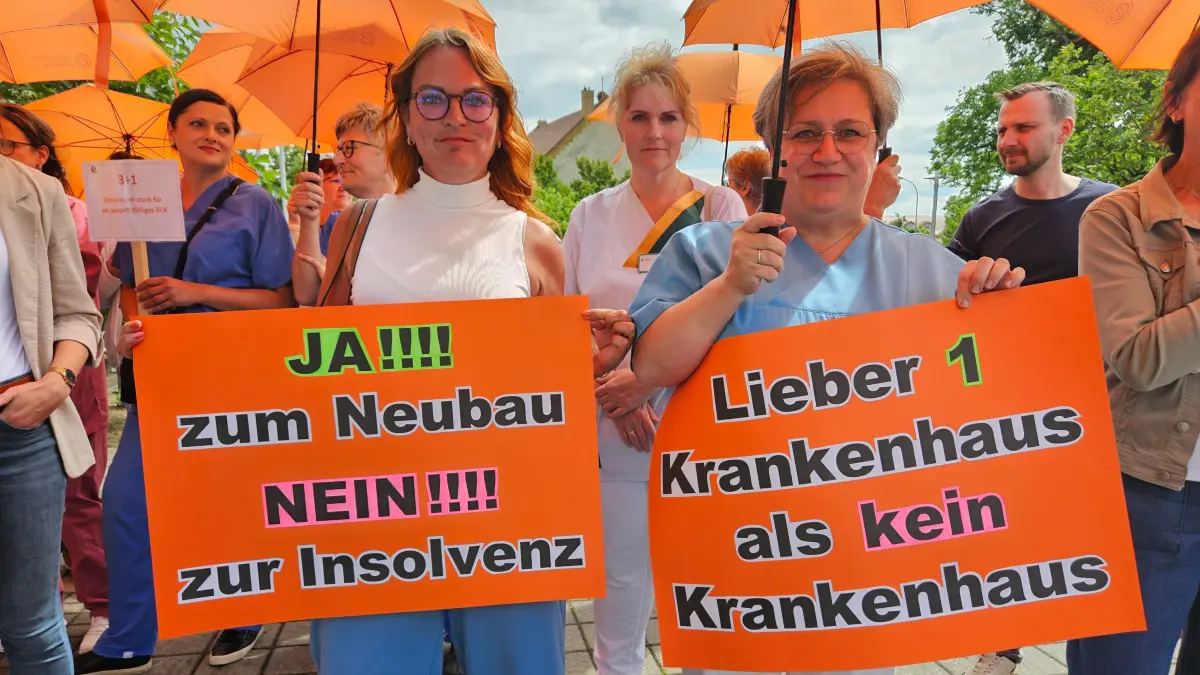Etwa 150 Bürger, darunter vor allem Mitarbeiter des Klinikums, haben vor dem Kreistag den Neubau eines Zentralklinikums gefordert.