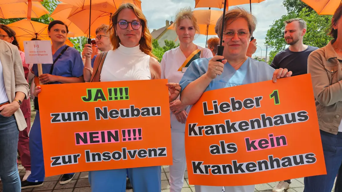 Etwa 150 Bürger, darunter vor allem Mitarbeiter des Klinikums, haben vor dem Kreistag den Neubau eines Zentralklinikums gefordert.