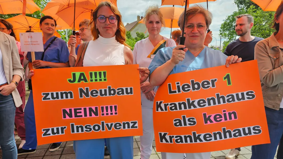 Etwa 150 Bürger, darunter vor allem Mitarbeiter des Klinikums, haben vor dem Kreistag den Neubau eines Zentralklinikums gefordert.