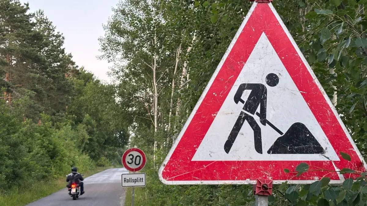 Die Zufahrt von Kleinkoschen zum Rostigen Nagel beziehungsweise zum Sornoer Kanal glich bislang in Abschnitten einer Katastrophe. Jetzt steuert die Stadt Senftenberg gegen.