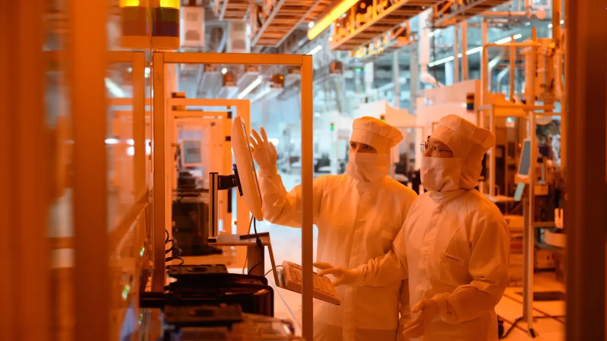 Chipproduktion in Deutschland: ARCHIV - 26.04.2023, Sachsen, Dresden: Mitarbeiterinnen des Chipkonzerns Infineon arbeiten im Reinraum der Chipfabrik. Der von Bundeskanzler Olaf Scholz (SPD) vorgeschlagene «Deutschland-Pakt» soll helfen, das Land von Grund auf schneller, moderner und sicherer zu gestalten. (zu dpa: «Silicon Saxony fordert bei KI Fokus auf europäische Produkte») Foto: Robert Michael/dpa +++ dpa-Bildfunk +++