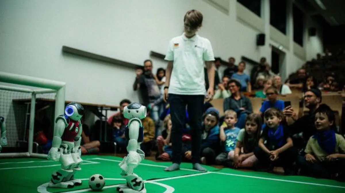 Bei der Langen Nacht der Wissenschaften in Berlin-Adlershof spielen Ki-gesteuerte Roboter Fußball.