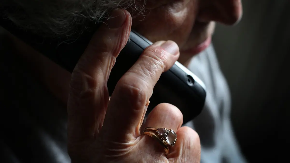 Ältere Frau telefoniert: ARCHIV - 11.10.2019, Bayern, Würzburg: Eine ältere Frau telefoniert mit einem schnurlosen Festnetztelefon. (zu dpa: «Enkeltrick und Schockanrufe: Fälle in Sachsen halbiert») Foto: Karl-Josef Hildenbrand/dpa +++ dpa-Bildfunk +++