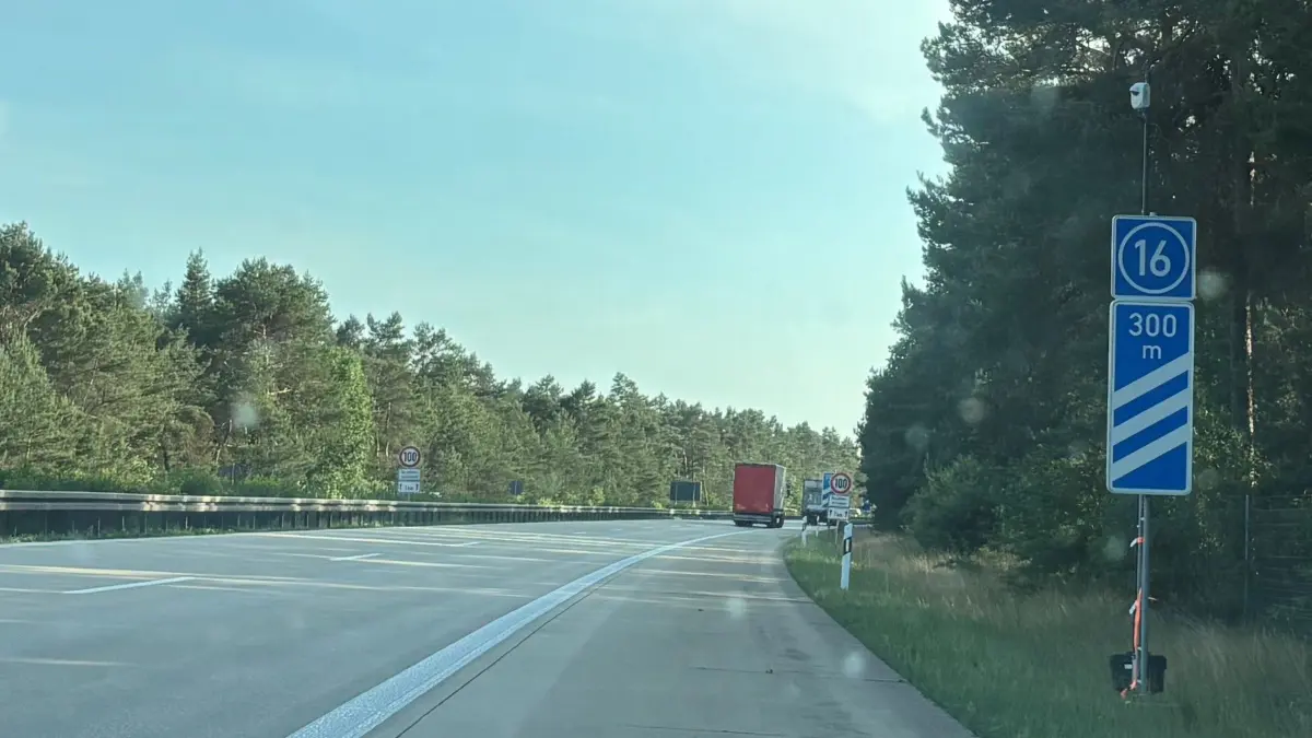 Verkehrszählung an der A13: Wer genau hinschaut, erkennt 300 Meter vor der Abfahrt Schwarzheide die Kamera, die mit einem Mast an der Bake montiert ist. Auch in der Gegenrichtung nach Berlin befindet sich aktuell eine solche Kamera.