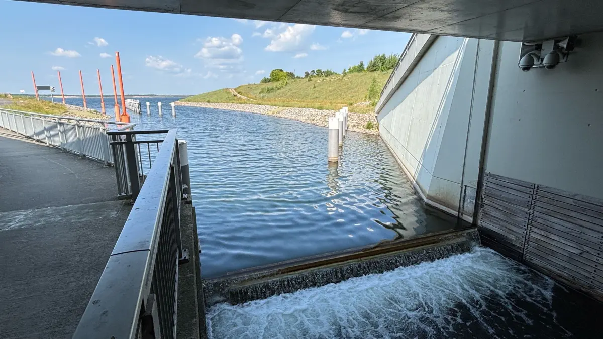 Aktuelle Impression vom Eingang in den Ilse-Tunnel aus nördlicher Richtung (Großräschener See). Dort heißt es Wasser marsch.